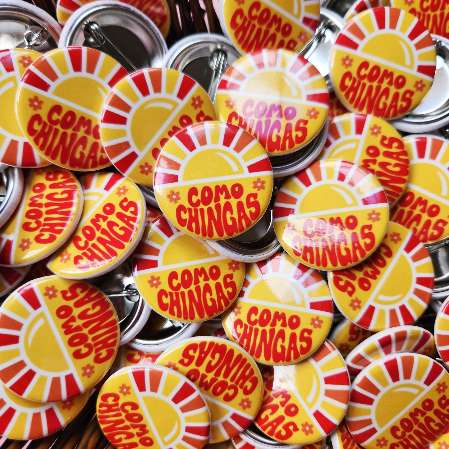 Como Chingas pin-back button up close